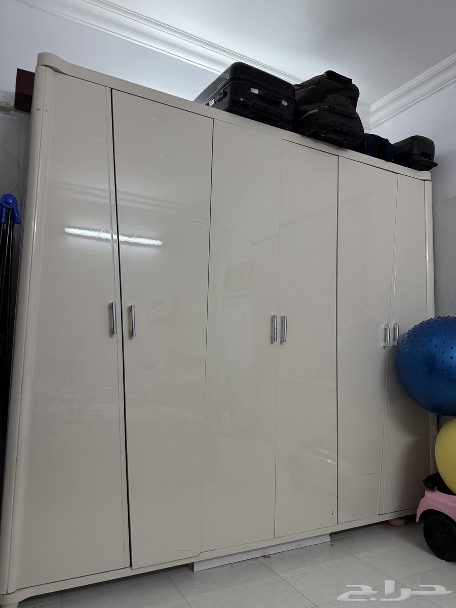 دولاب خشب ماليزي وسريرين وستارة ومكتب بسعر 40064231319261059110