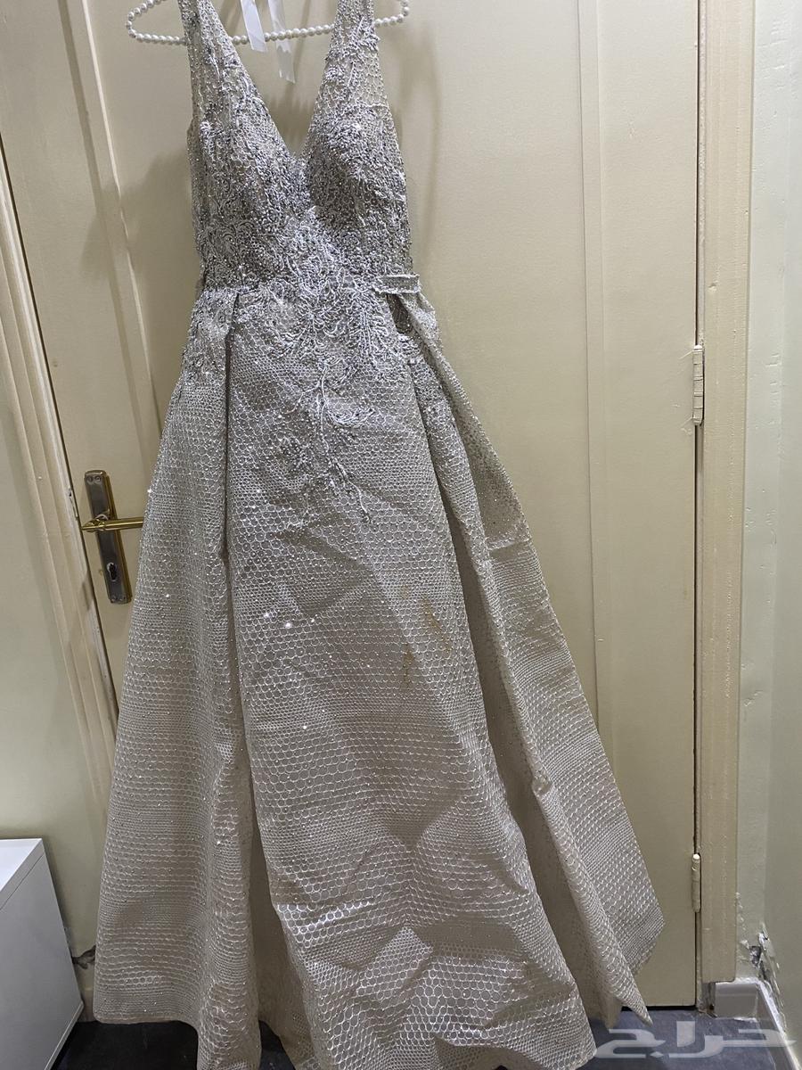 My queen dress for sale, wore it once, bought it for 3000, selling for 100064209796000514110