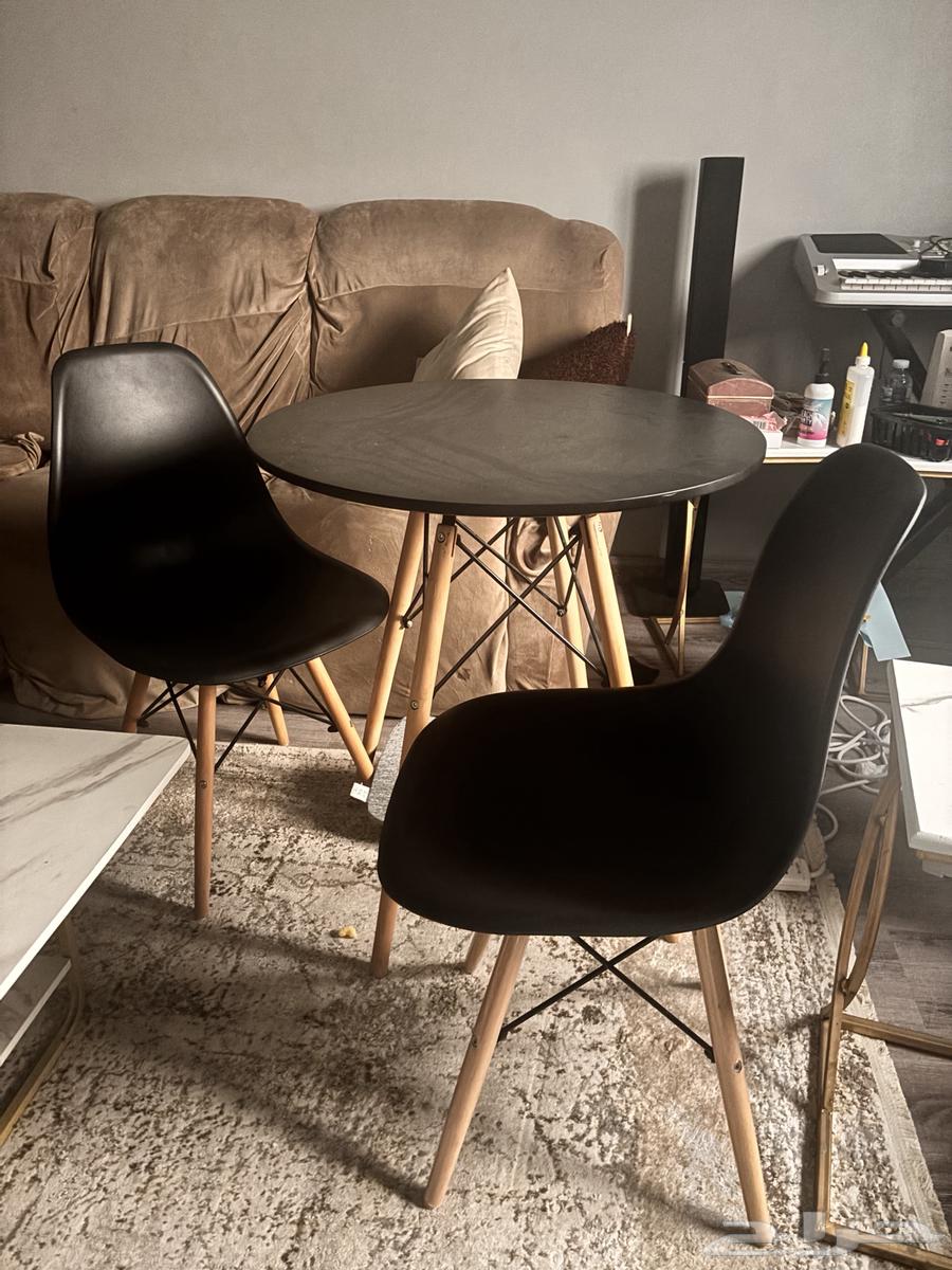 طاوله مع كرسين64217048454275112