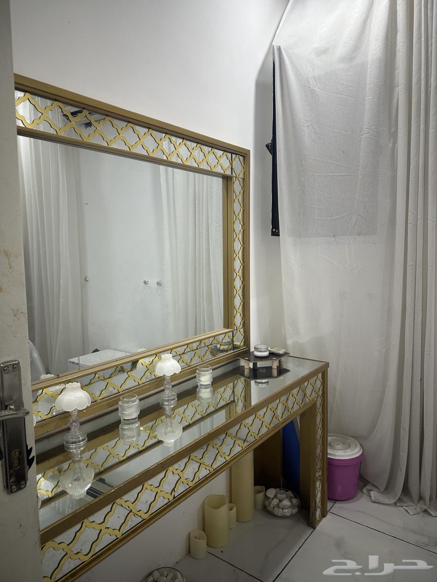 طاوله استقبال ب حاله جيده64228938539906110