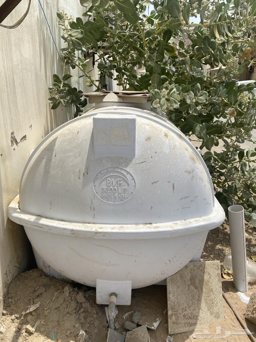 2 clean and intact water tanks without lids64213597751682111