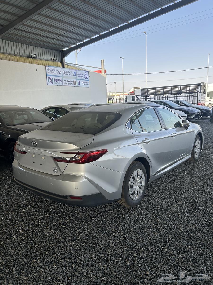 تويوتا كامري E 2025 ( الساير) ( فضي ابيض) كاش بنوك شركات64379282580737112