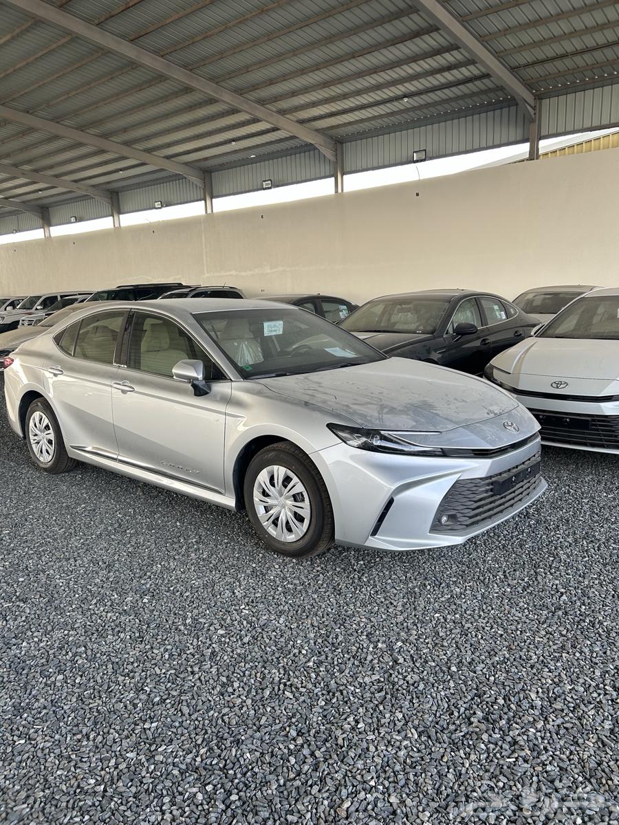 تويوتا كامري E 2025 ( الساير) ( فضي ابيض) كاش بنوك شركات64379282580737110