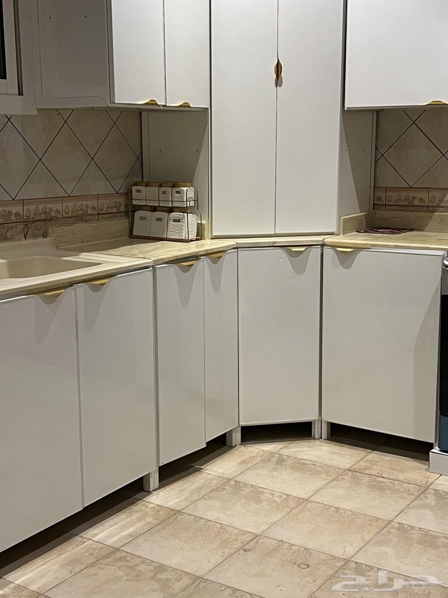 مطبخ جديد لون ابيض بمسكات ذهبي للبيع64231652109954113