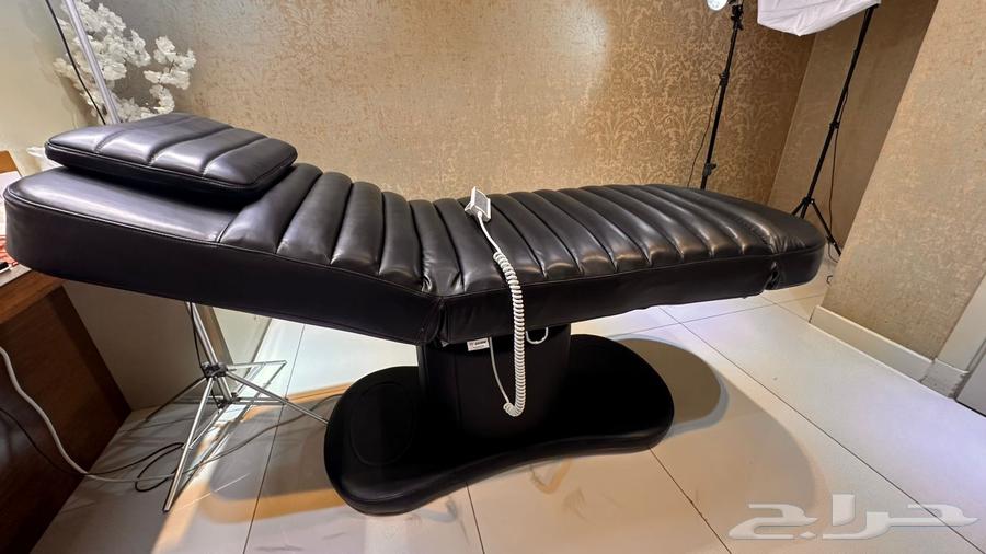 Electric bed controlled by remote control64219828883074113