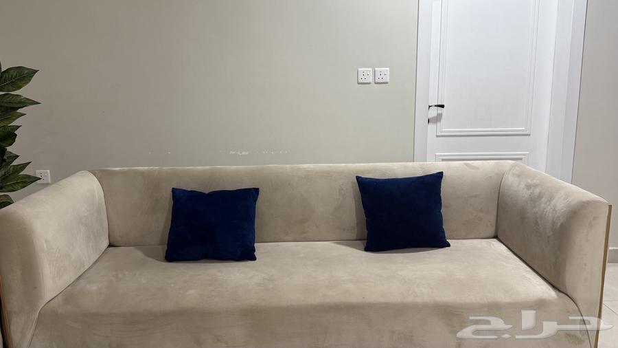 أريكة مستعملة بحالة ممتازة وتناسب 12 شخصًا64223332814337112