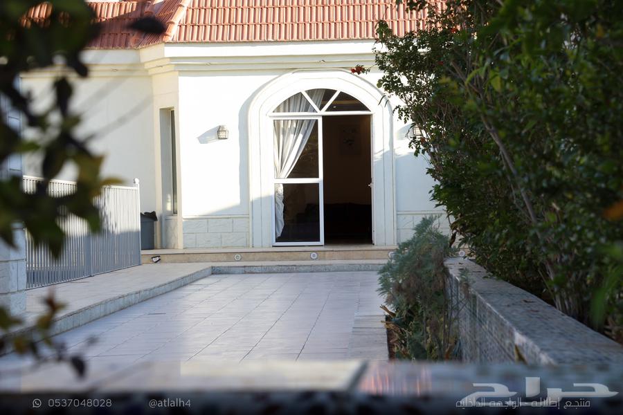 Cabin with swimming pool, bedrooms, and two living rooms64146158945921112