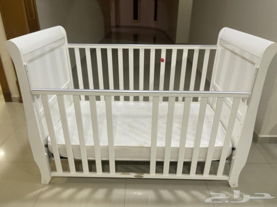 للبيع سرير اطفال وكرسي طعام للطفل64227347027202110