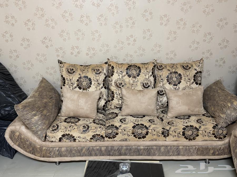 Sofa consisting of 6 pieces and two curtains in Al-Kharj64225360897922113