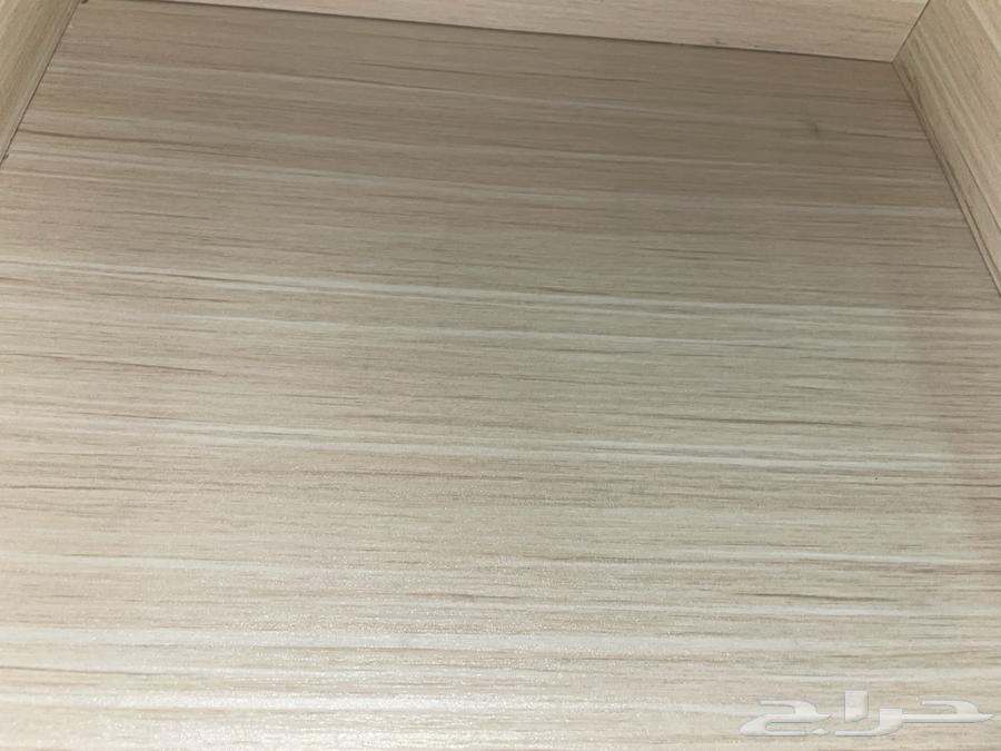 مكتبه مستخدمه وبها كسر في الادراج كما موضح في الصوره ومعها64220677258755114