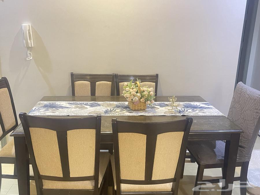 طاوله نضيفة جدا الطول 2 متر و50سنتي 6 كراسي ب غلافات64219232490881111