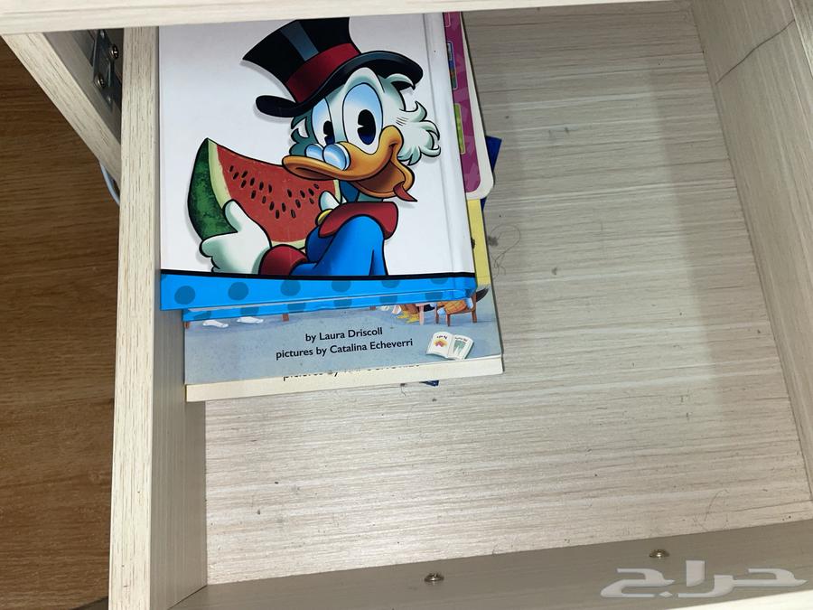 مكتبه مستخدمه وبها كسر في الادراج كما موضح في الصوره ومعها64220677258755111