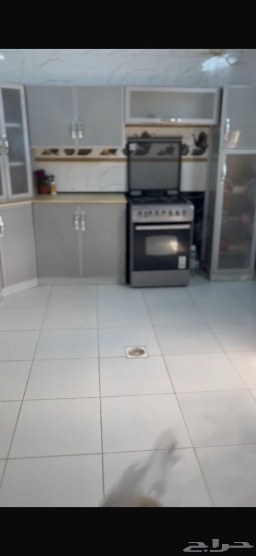 مطبخ نظيف سعر 2500 مع ثلاجة والفرن64208492523010111