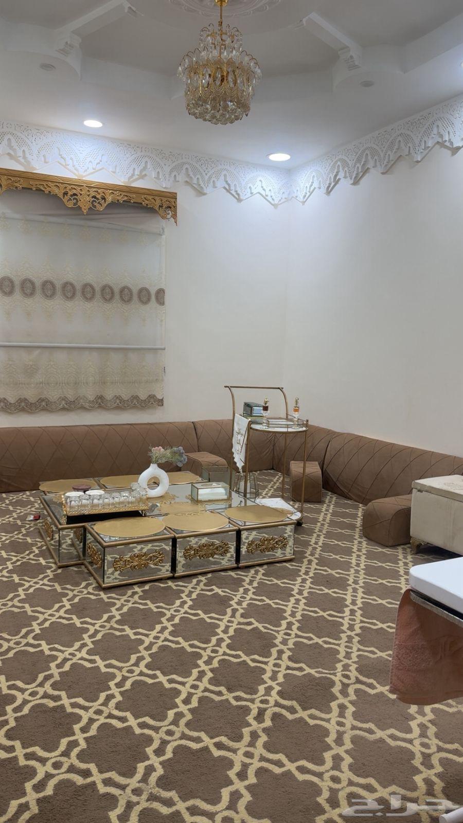 Carpet and foam sofa for sale with curtain64225788673537110