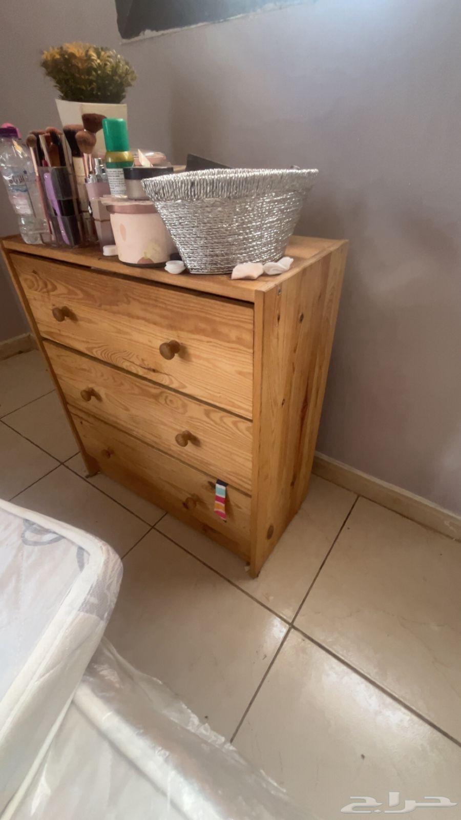 Sofas, bed, and tables with cushions64213380044033111