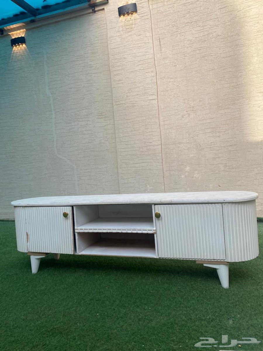 طاولة تلفزيون بحالة ممتازة وسليمه64221731069314110