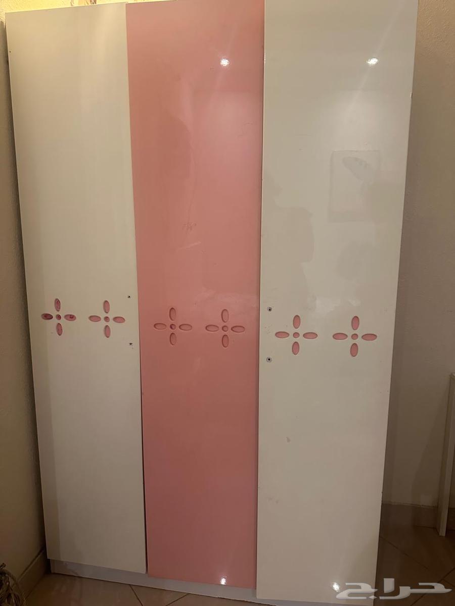 Complete room with desk and bed64206741991427112