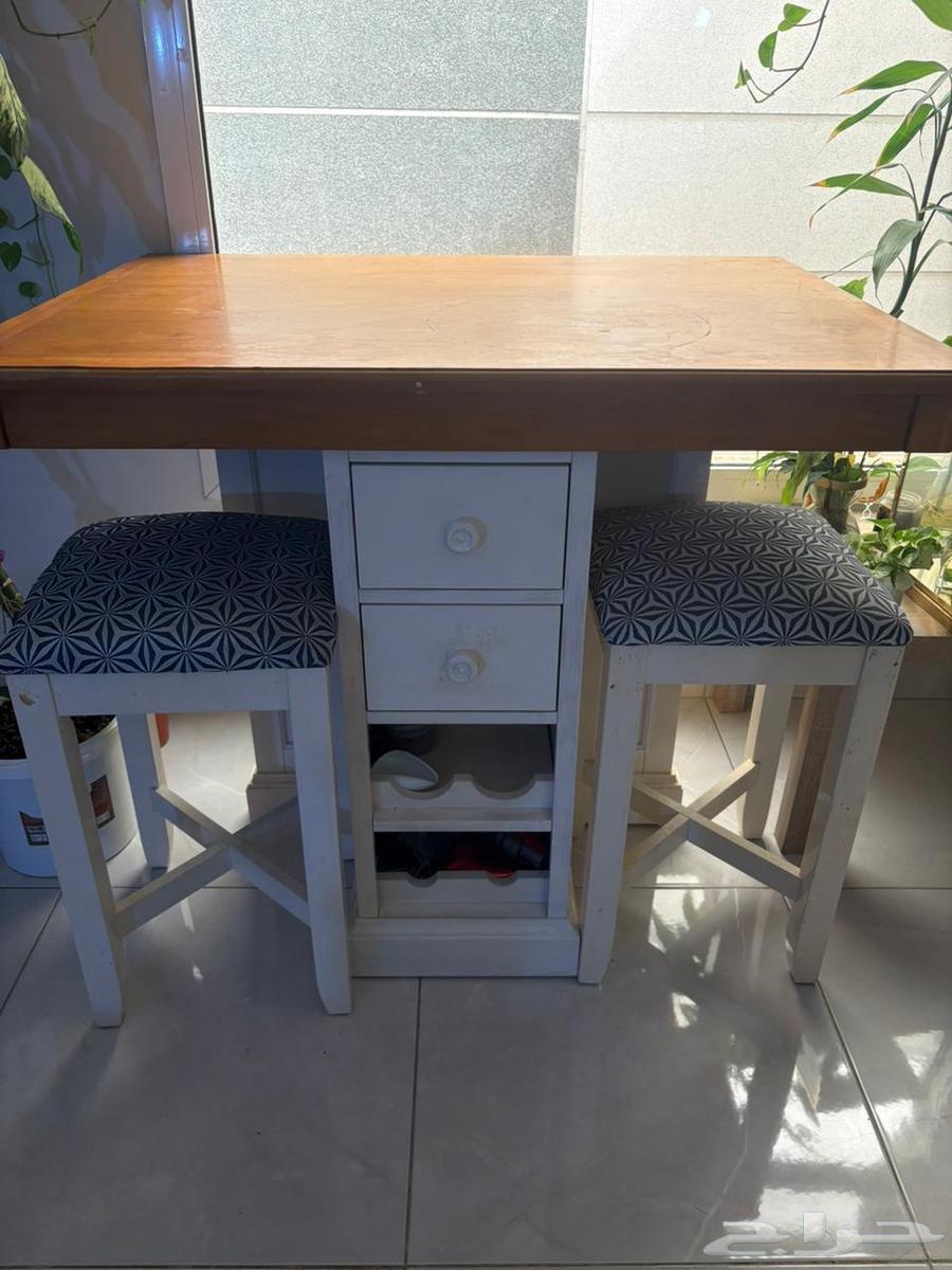 طاولة بأربع كراسي وفرن كهربائي للبيع64228747966593110