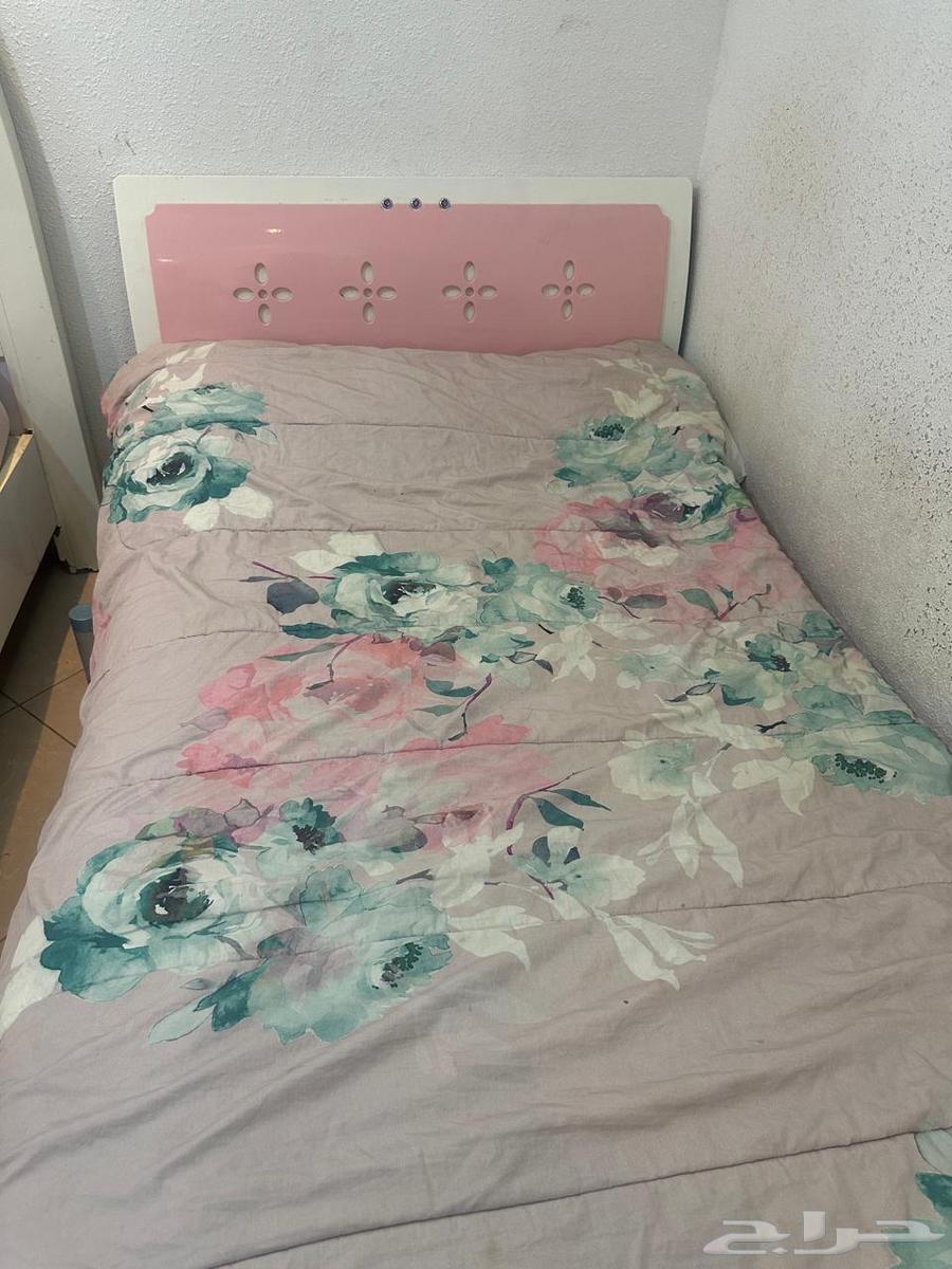 Complete room with desk and bed64206741991427110