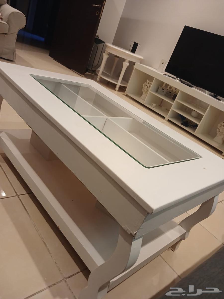 Sofa in good condition and 2 tables64227357464706111