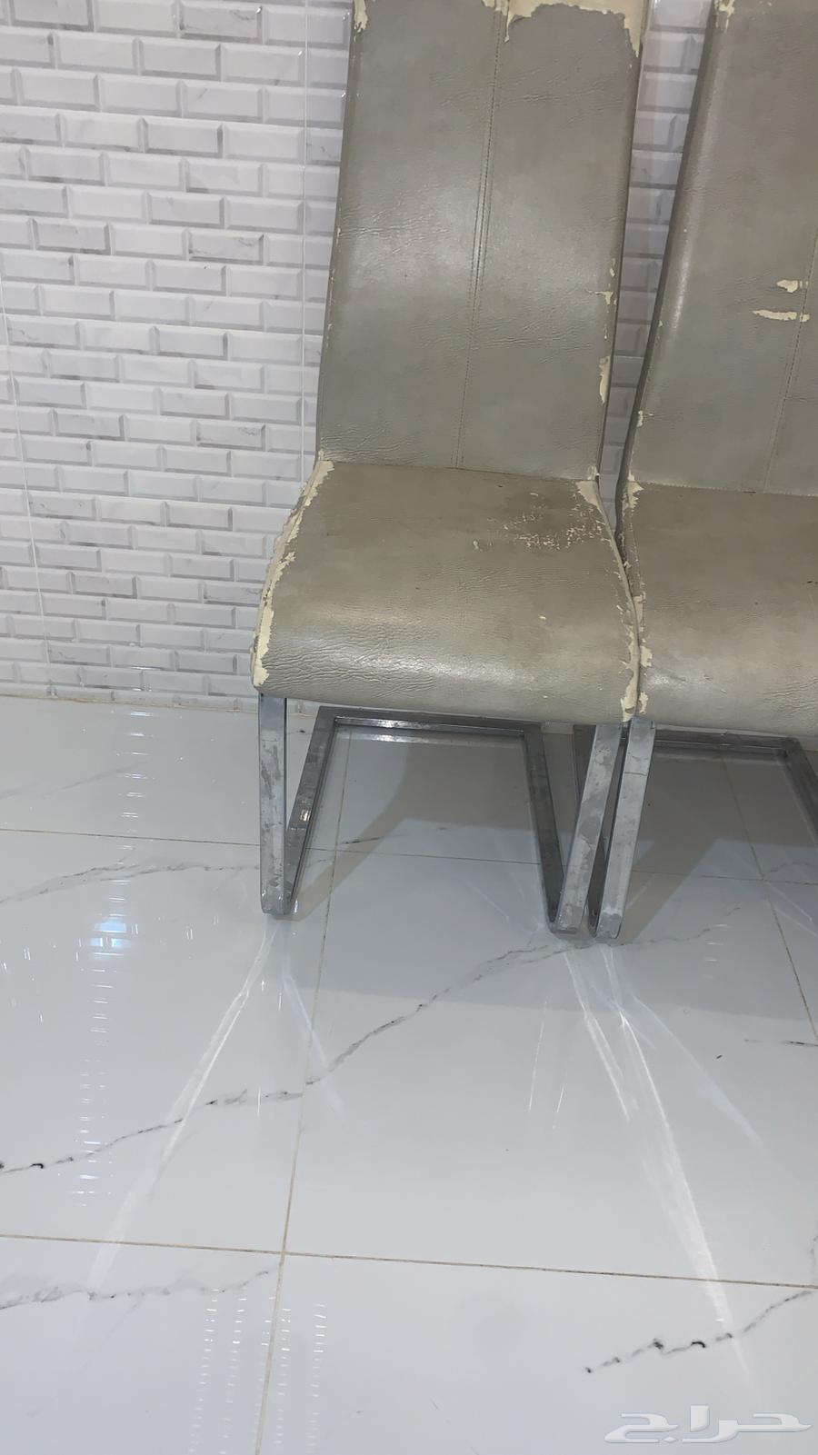 كراسي طاولت طعام بحالة جيده بس الجلد يحتاج تغير64235635922946110