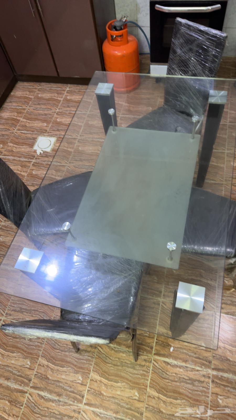 طاولة طعام زجاج و 4 كراسي جلد نظيفه وجديده والكراسي مغلفه64249847247363110