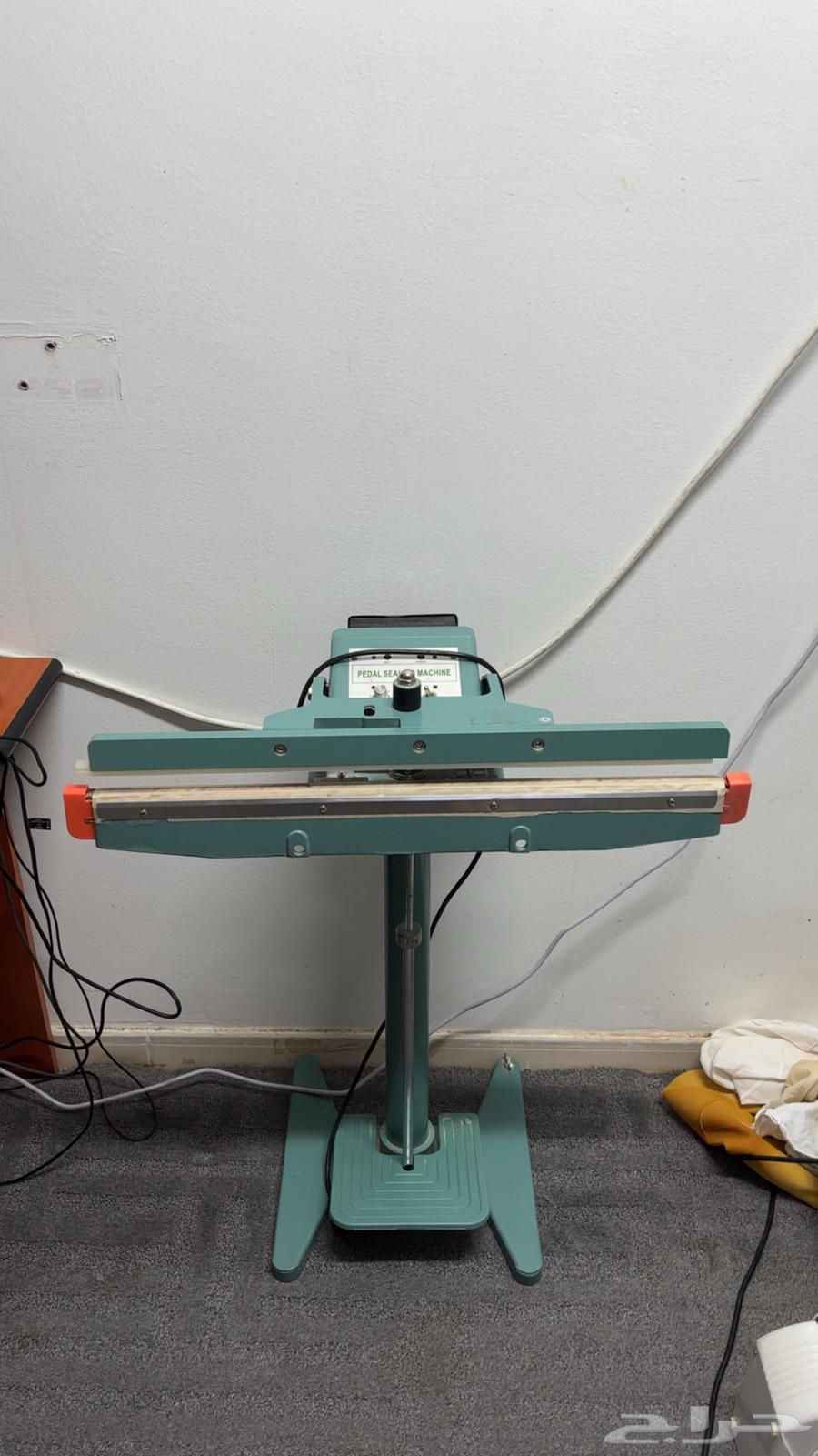 Foot-operated bag sealing and welding machine, similar to new, used for a week64248685431425110