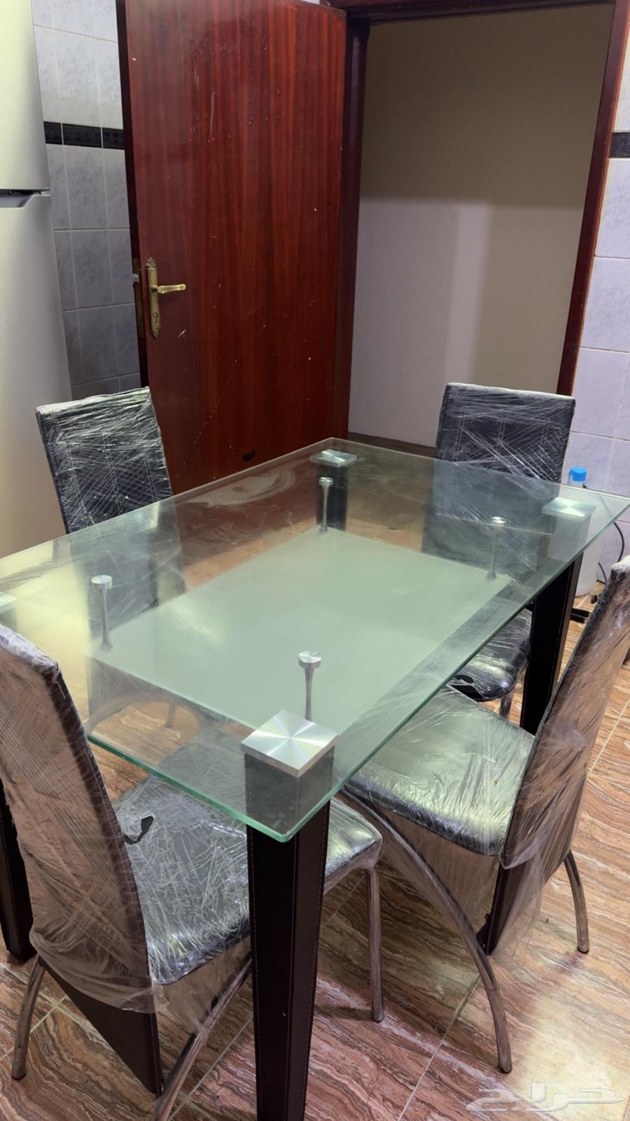 طاولة طعام زجاج و 4 كراسي جلد نظيفه وجديده والكراسي مغلفه64249847247363112