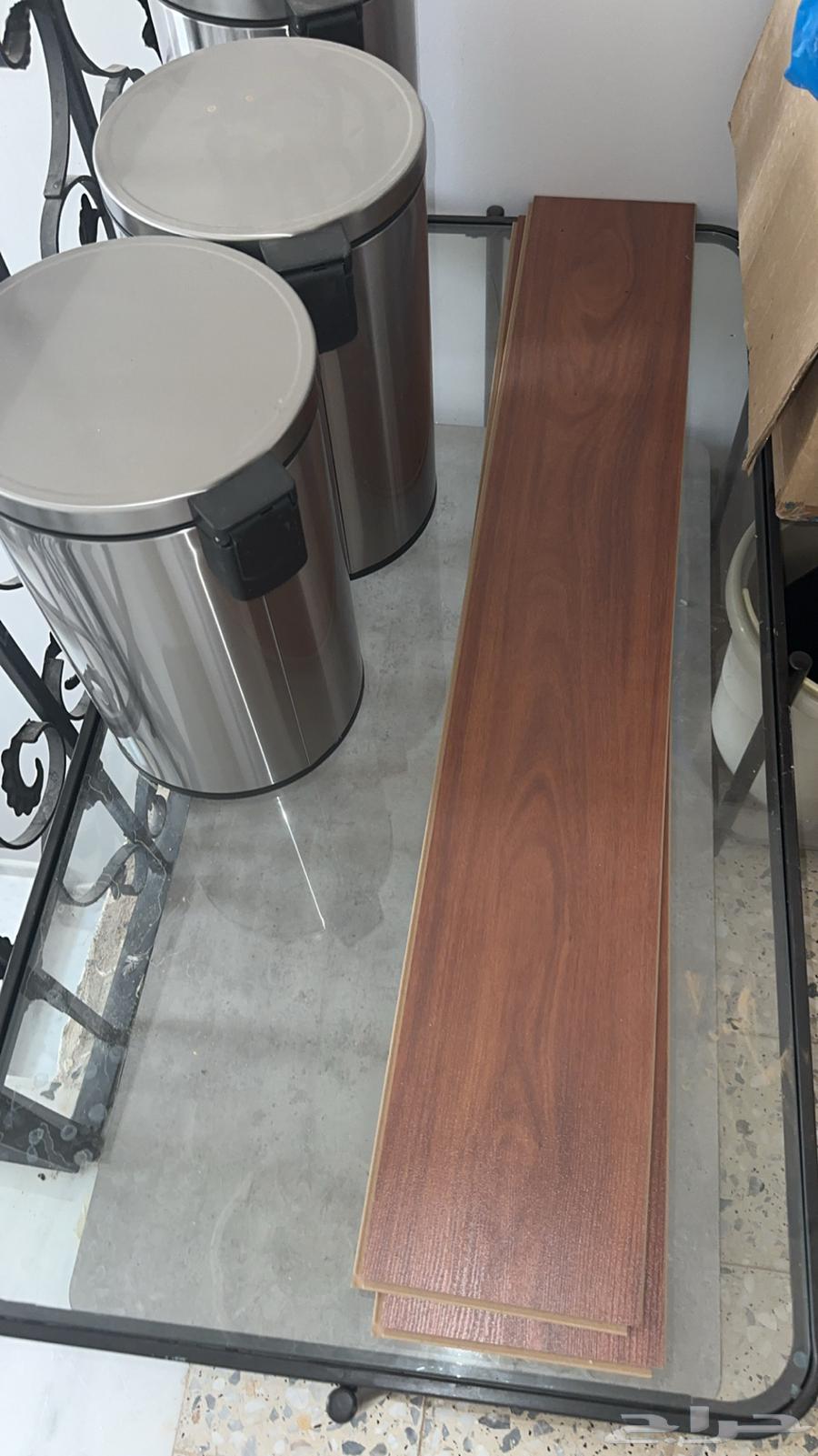 طاولة ضيافة مع 4 طاولات خدمة استعمال قليل شبه جديدة.64244772051201110