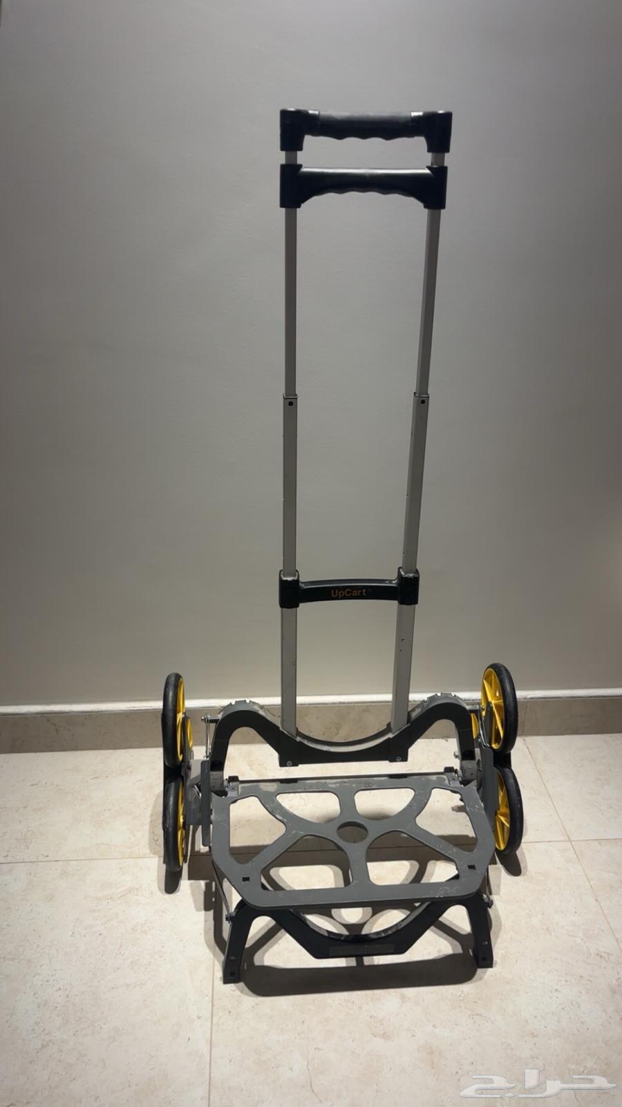 Three-wheeled cart for carrying cylinders64234974756867110