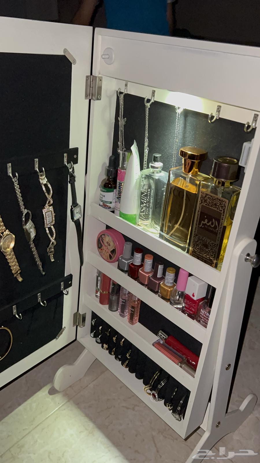 Mirror that opens from the inside64418458650498110