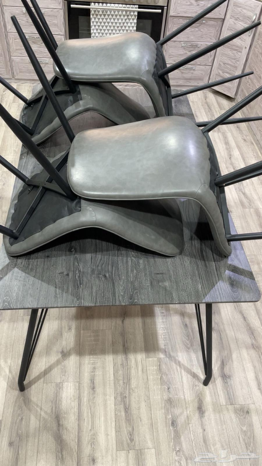 طاوله وفرن كهربائي جديده كلها استعمال بسيط64252480425475111