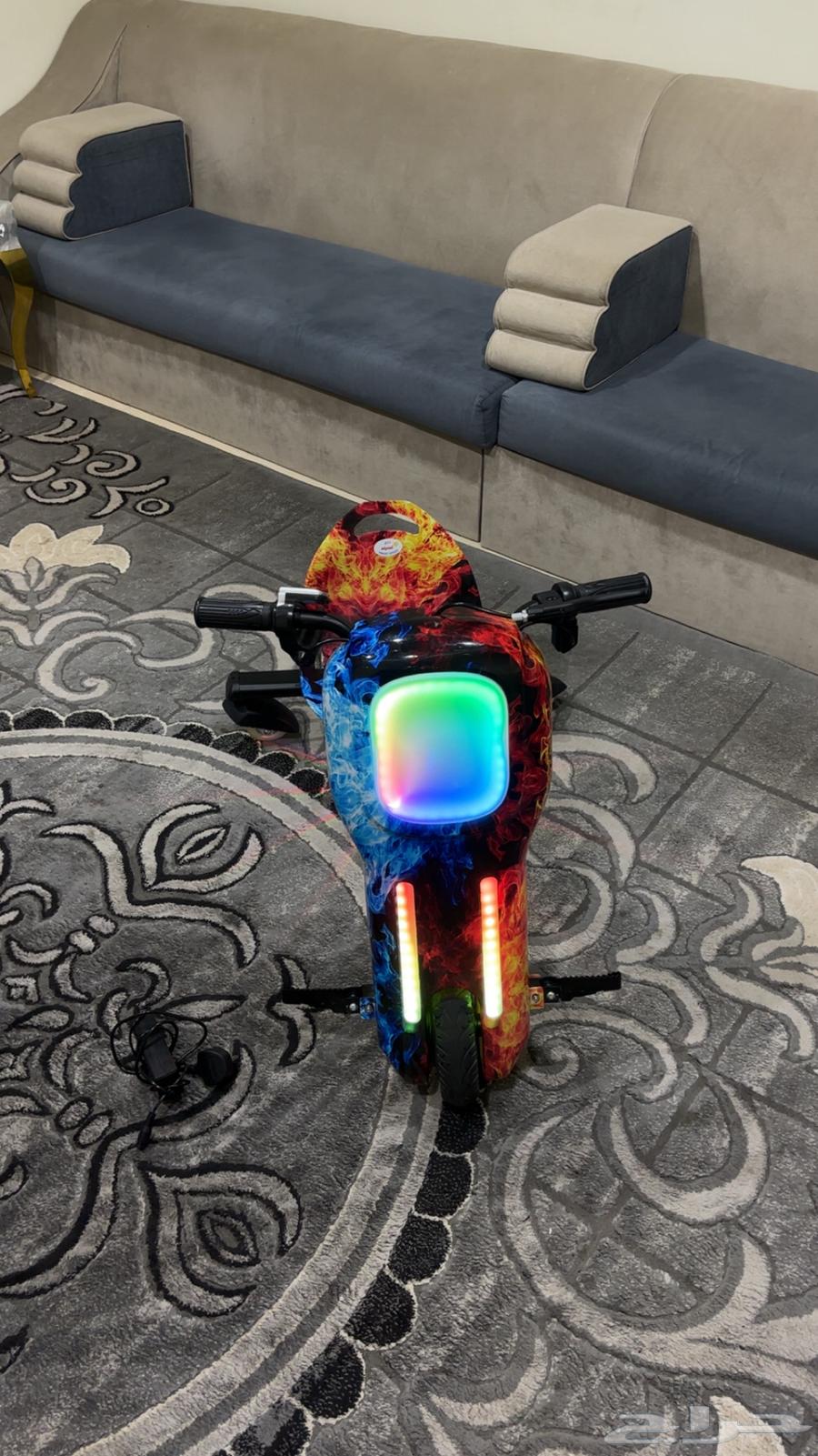 New scooter, reason for selling: didn't like it, comes with charger and two keys64234644088963110