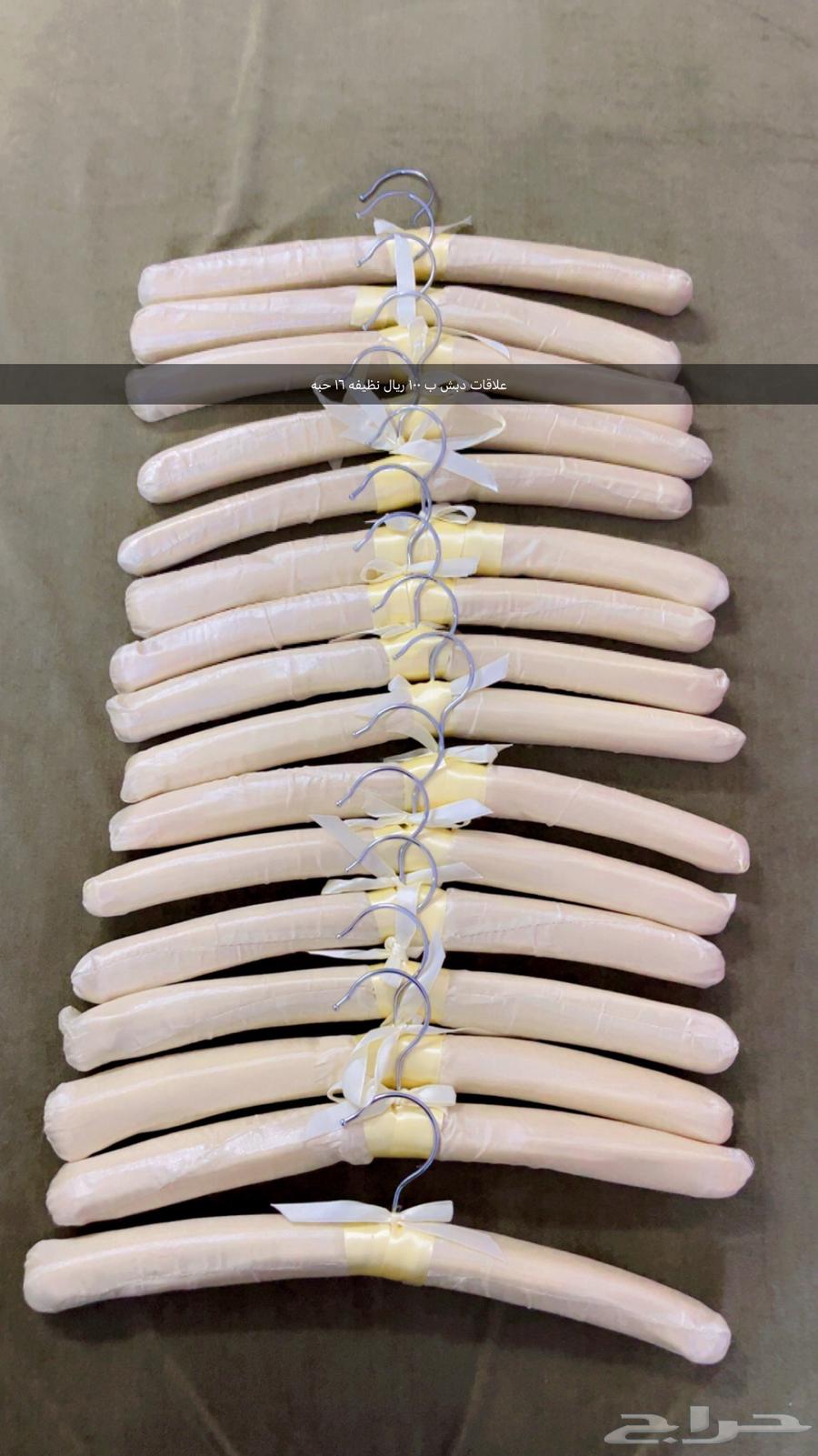 Floor table with iron legs and artificial roses at a reduced price64237078953219111