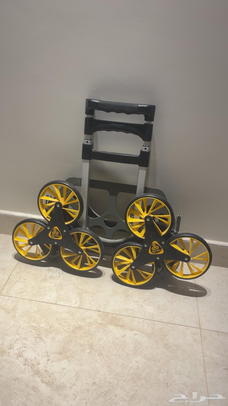 Three-wheeled cart for carrying cylinders64234974756867111