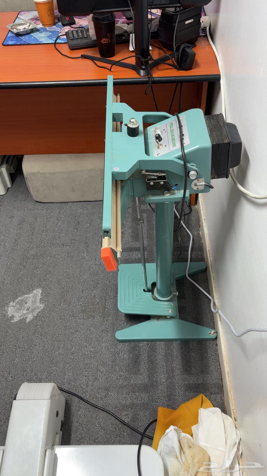 Foot-operated bag sealing and welding machine, similar to new, used for a week64248685431425111