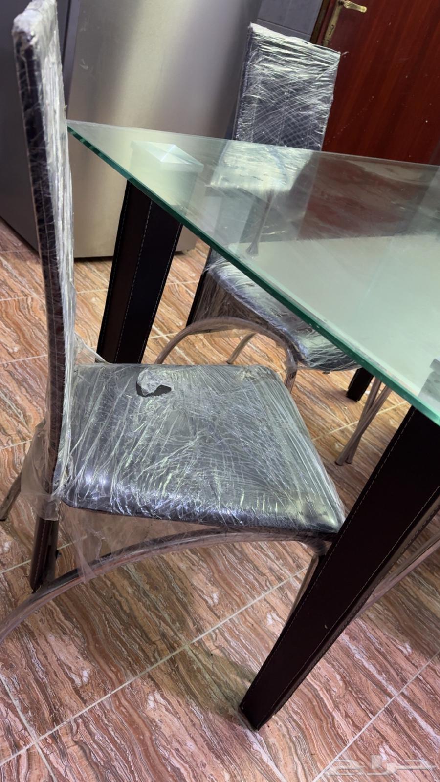طاولة طعام زجاج و 4 كراسي جلد نظيفه وجديده والكراسي مغلفه64249847247363111