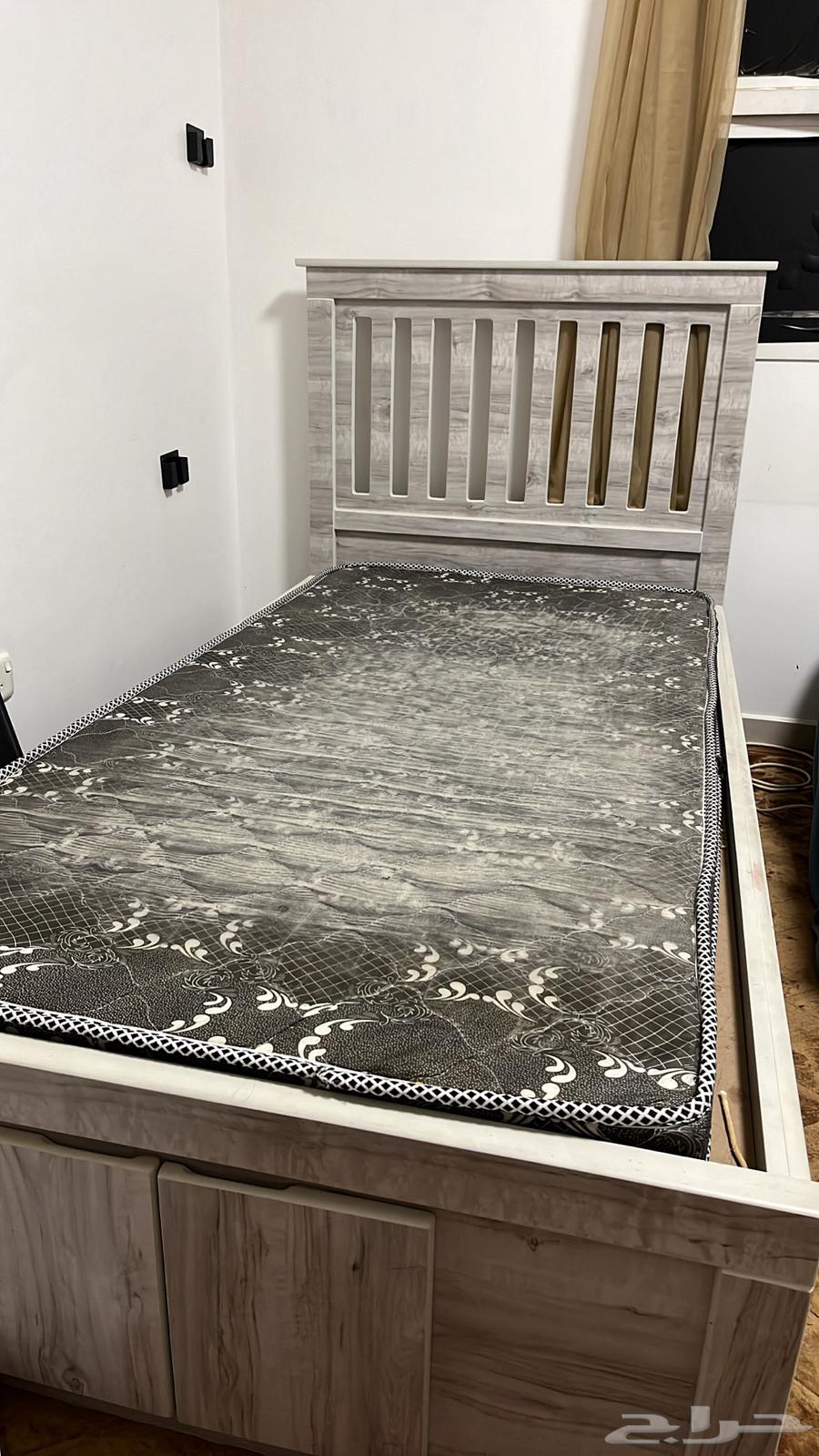 سرير خشب اصلي تفصيل شبه جديد64232696975619110