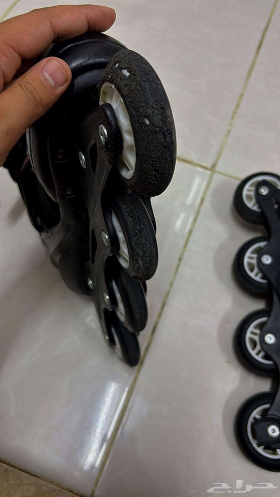 Size 45 skate, meaning it has a defect or 2 damaged ones and the rest is good64255675539459112