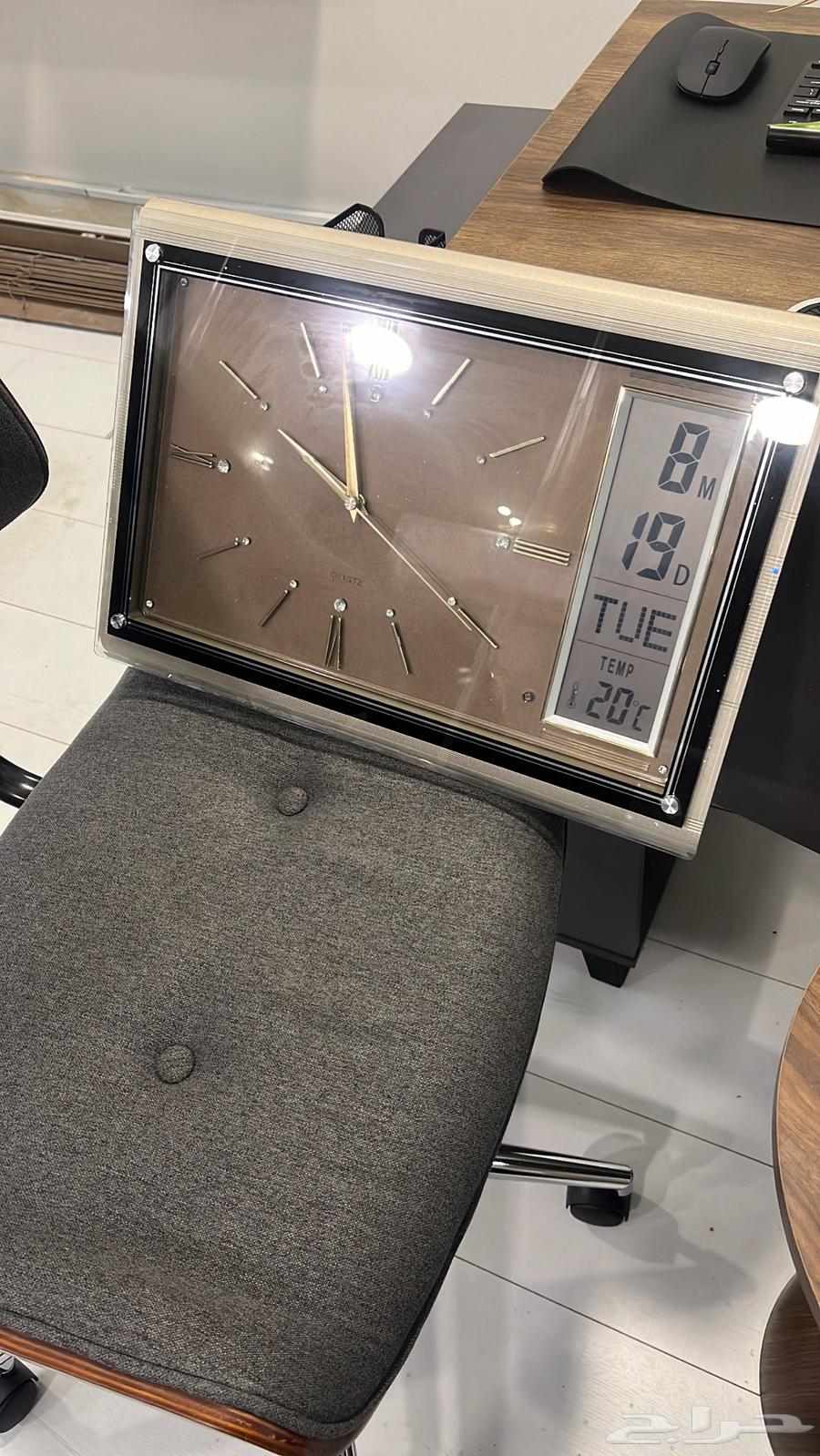 Luxurious clock, two new office chairs, tree64240232010754112