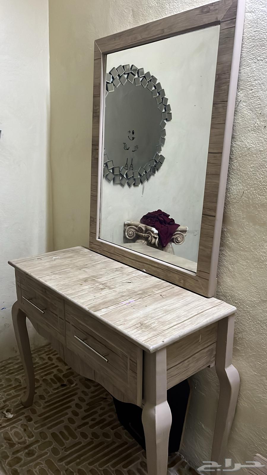 دولاب   تسريحه   كوميدينه طاوله  السعر 300 الموقع خميس مشيط64249244595459111