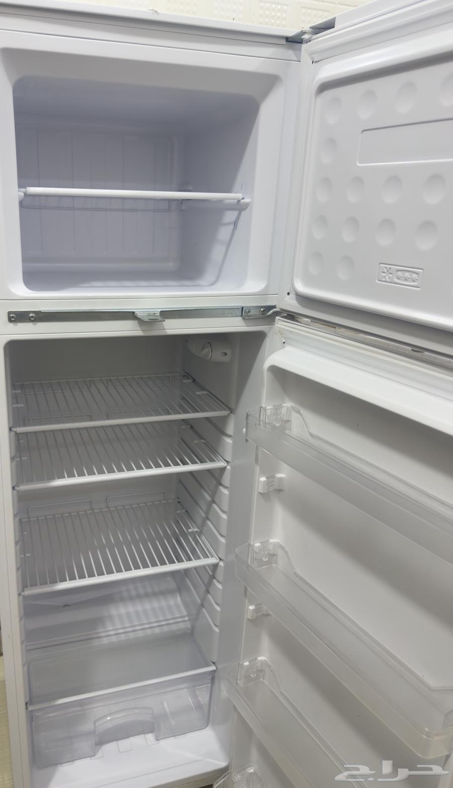 Semi-new refrigerator and floor table64241577812355112