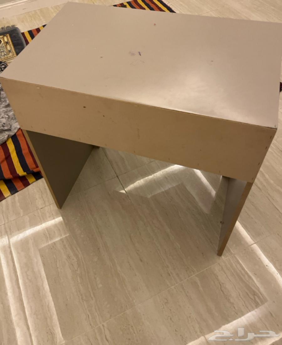 طاولة خشب جديدة ومافيها اي كسور مع كرسي بلاستيك64252023872899110