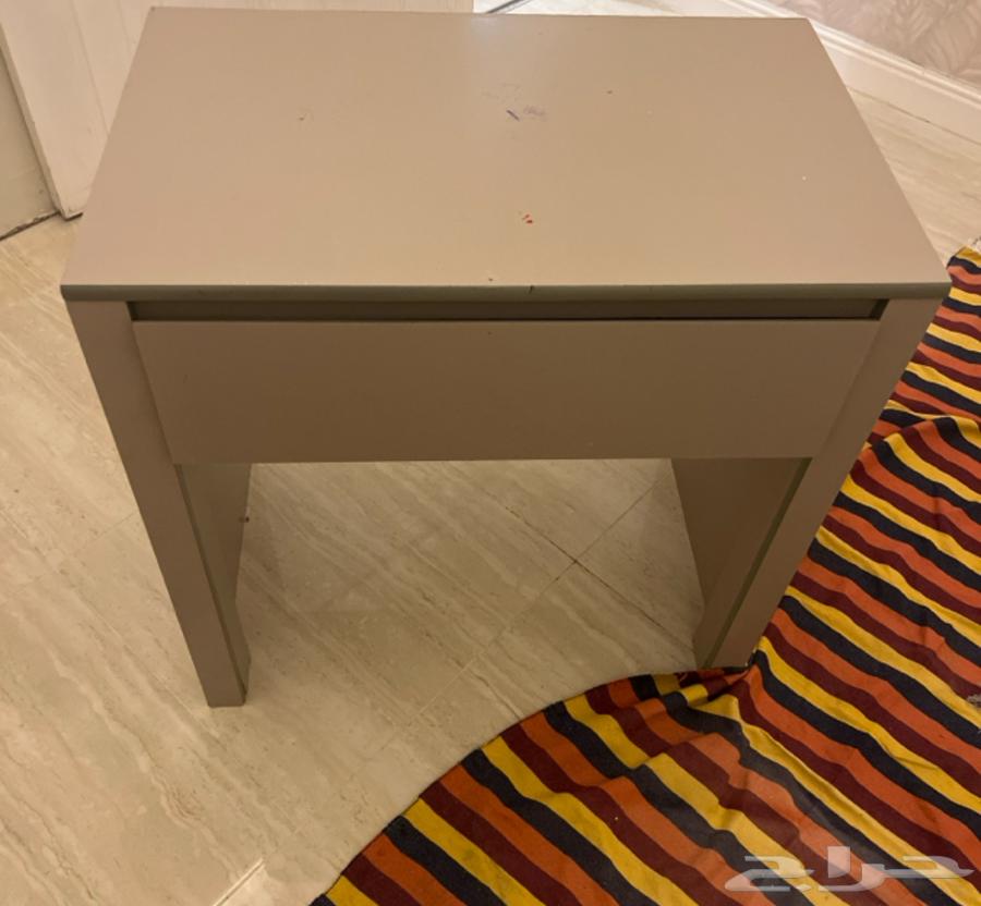 طاولة خشب جديدة ومافيها اي كسور مع كرسي بلاستيك64252023872899111