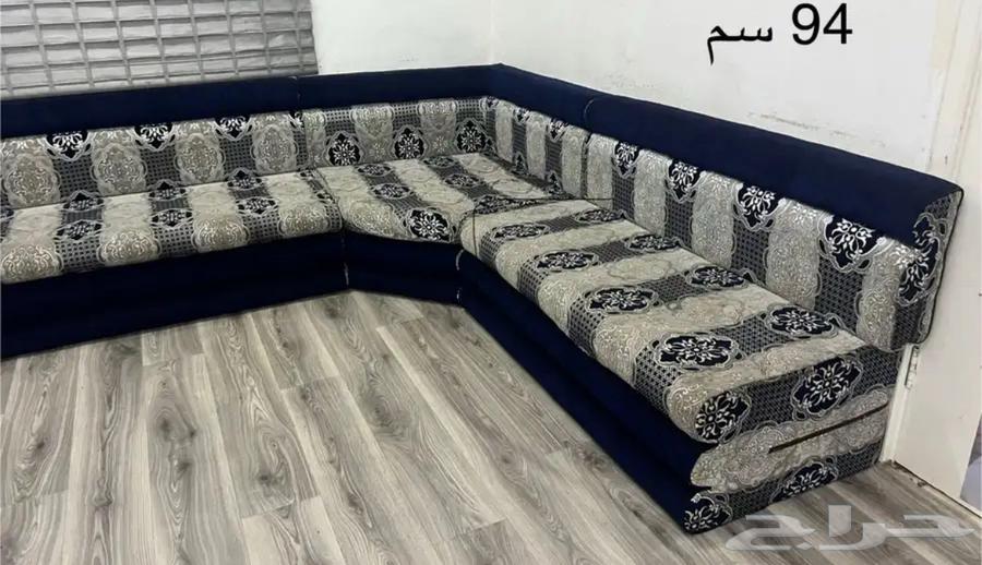 كنب مجلس نظيف فيه بعض البقع64196018816770112