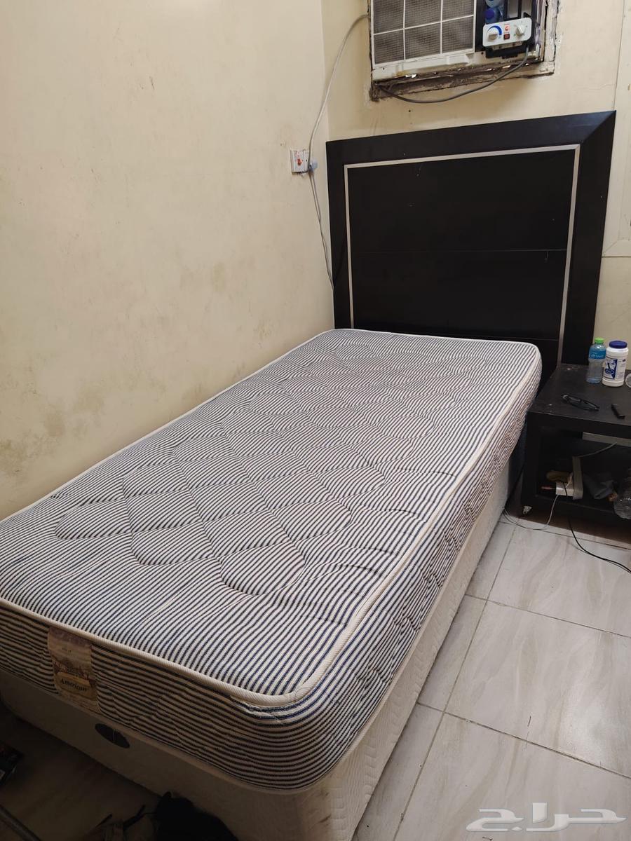 There are 2 beds, a washing machine, and an air conditioner in excellent condition64241591275906112