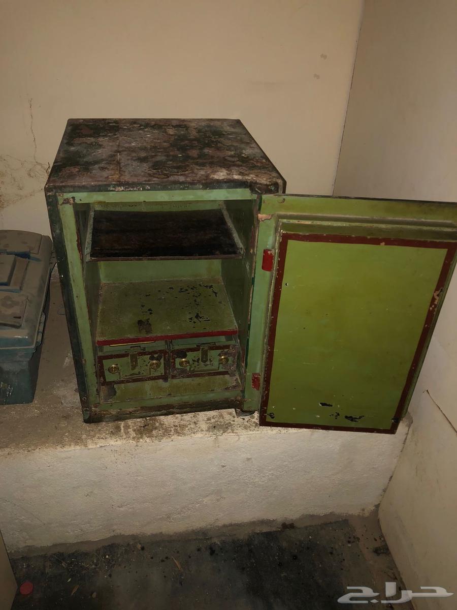 خزنة قديمة64249847562369111