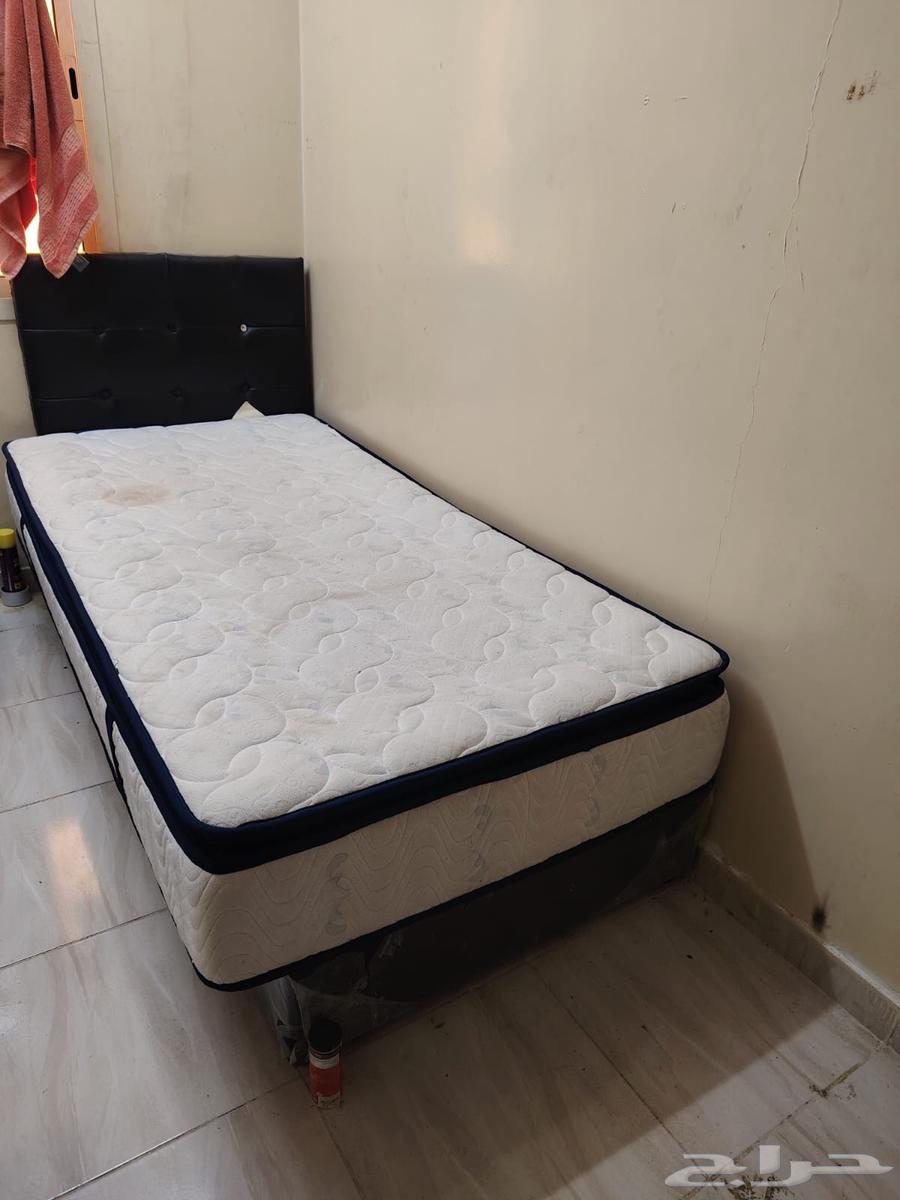 There are 2 beds, a washing machine, and an air conditioner in excellent condition64241591275906113