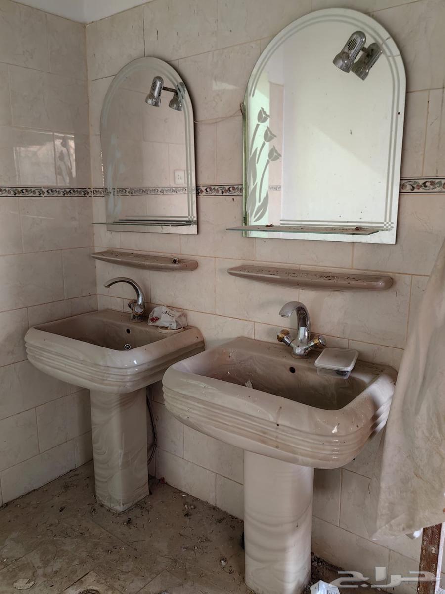 للبيع عدد 3 مغاسل مع المرايا نظاف جدا64244076316930110