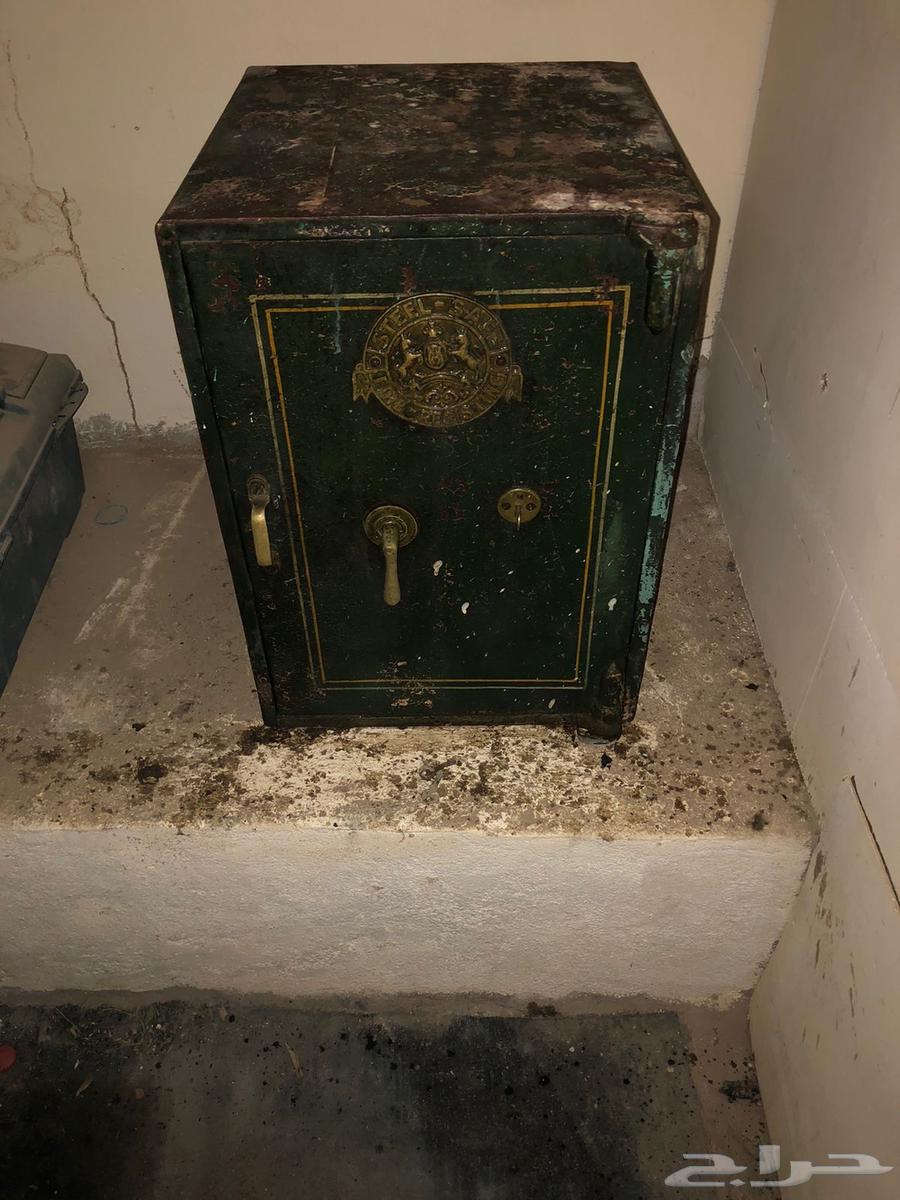 خزنة قديمة64249847562369110